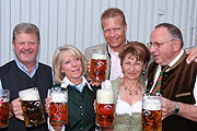 Brauereichef Andreas Steinfatt (Mi.) mit den Wiesnwirten Heide (li) und Roiderer (re.) (Foto: MartiN Schmitz)